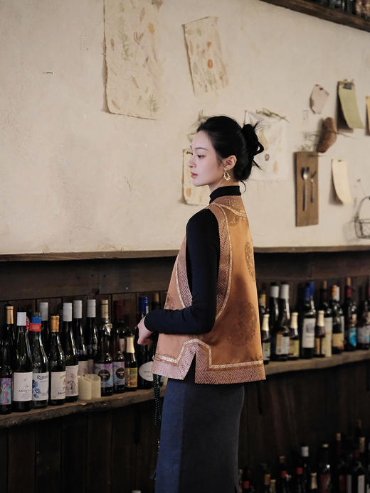 瑕疵|盛唐婧 |中式国风万字纹库缎琵琶襟马甲-古铜色[特价品](特殊商品不退不换) 商品图3