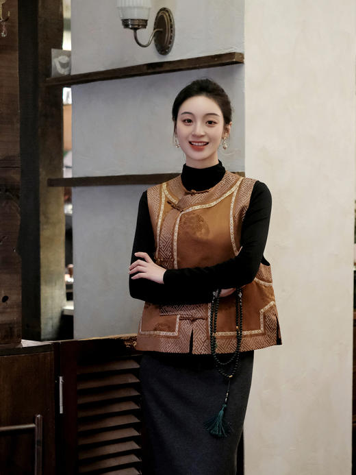 瑕疵|盛唐婧 |中式国风万字纹库缎琵琶襟马甲-古铜色[特价品](特殊商品不退不换) 商品图4