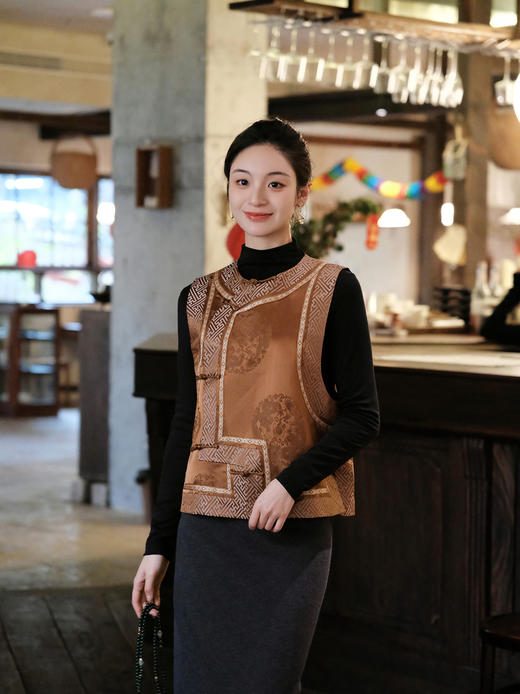 瑕疵|盛唐婧 |中式国风万字纹库缎琵琶襟马甲-古铜色[特价品](特殊商品不退不换) 商品图1