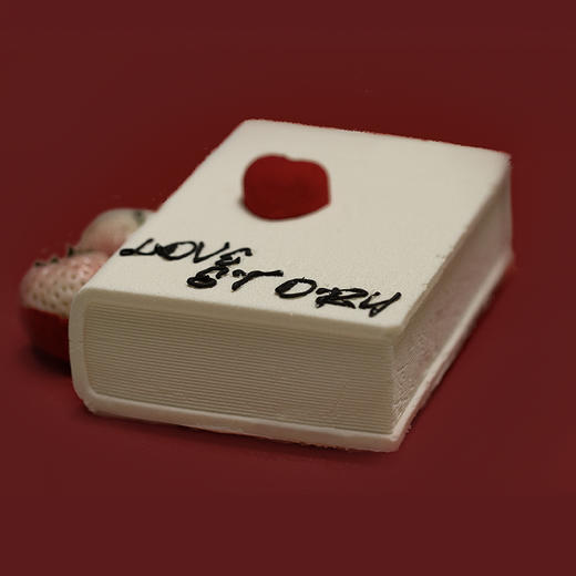 2025情人节新品「LoveStory Book」白草莓味蛋糕｜我俩的《爱情故事书》，甜而不腻，随单含爱心夹小礼物1份（随机派发）！ 商品图1