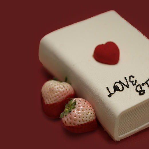 2025情人节新品「LoveStory Book」白草莓味蛋糕｜我俩的《爱情故事书》，甜而不腻，随单含爱心夹小礼物1份（随机派发）！ 商品图2