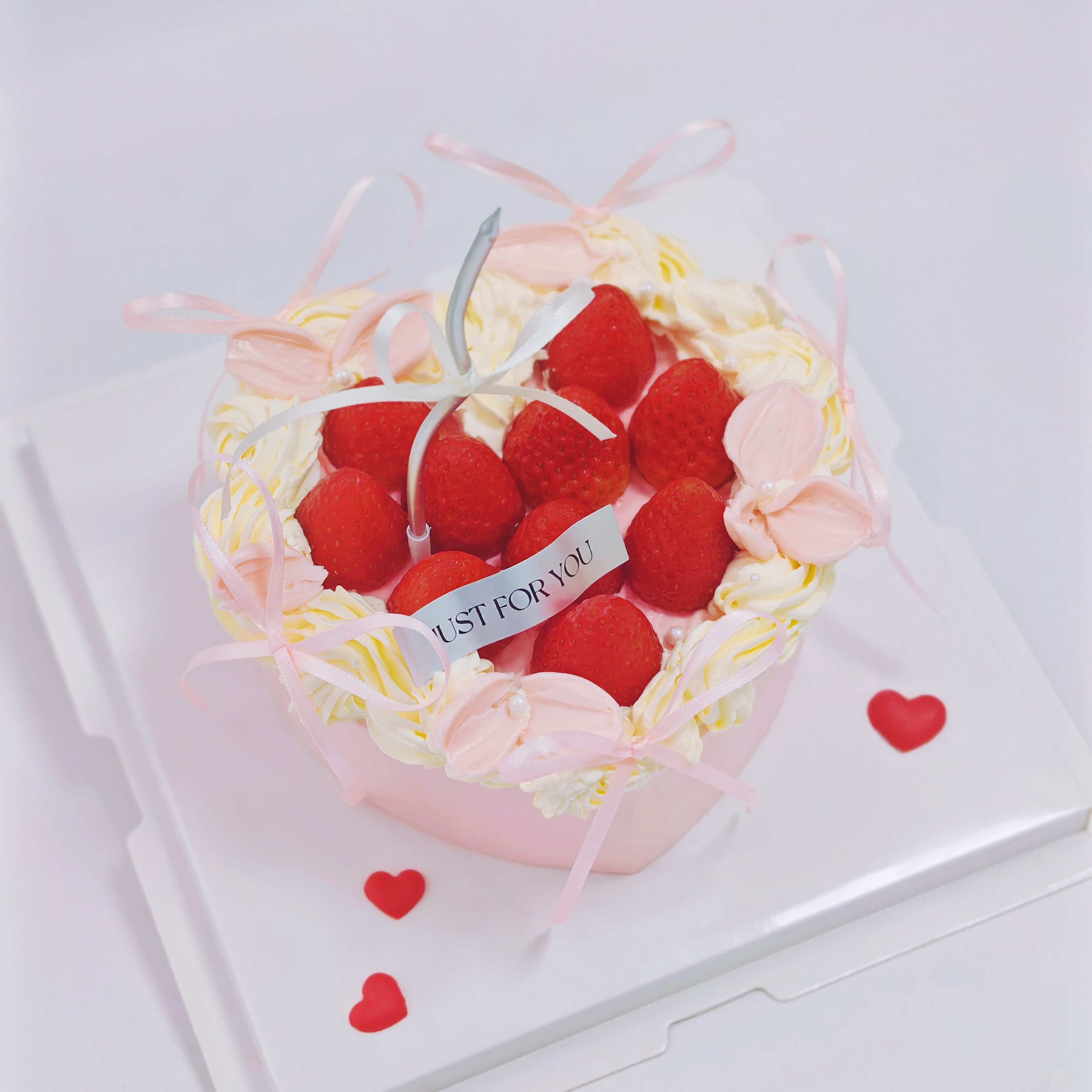 刮刀花心形草莓蛋糕