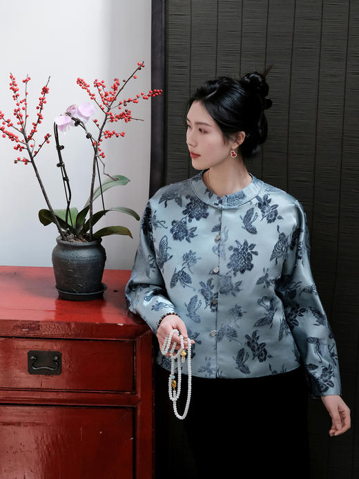 瑕疵|盛唐牡丹| 墨灰色蝶恋花漳缎外套[特价品](特殊商品不退不换) 商品图1