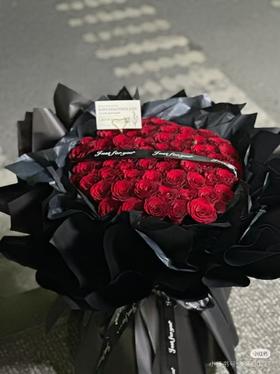 女神66只红玫瑰花束