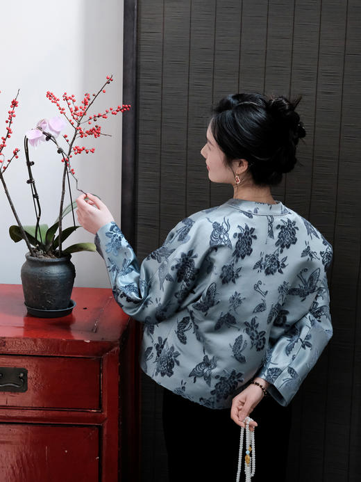 瑕疵|盛唐牡丹| 墨灰色蝶恋花漳缎外套[特价品](特殊商品不退不换) 商品图3