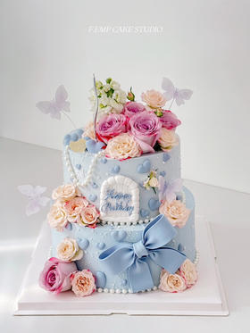 鲜花蝴蝶双层蛋糕