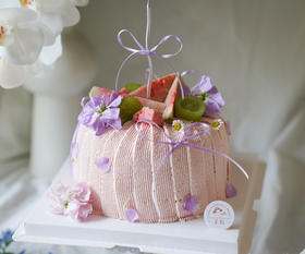 【芭乐青提蛋糕】风味蛋糕，松软戚风胚+芭乐奶油+阳光玫瑰青提+话梅奶油+芭乐果酱+芭乐奶冻（提前一天预定）