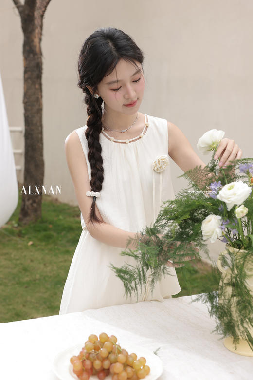 鹿向南「杏花微雨」浅色气质连衣裙女2025春季设计感无袖背心长裙 商品图5