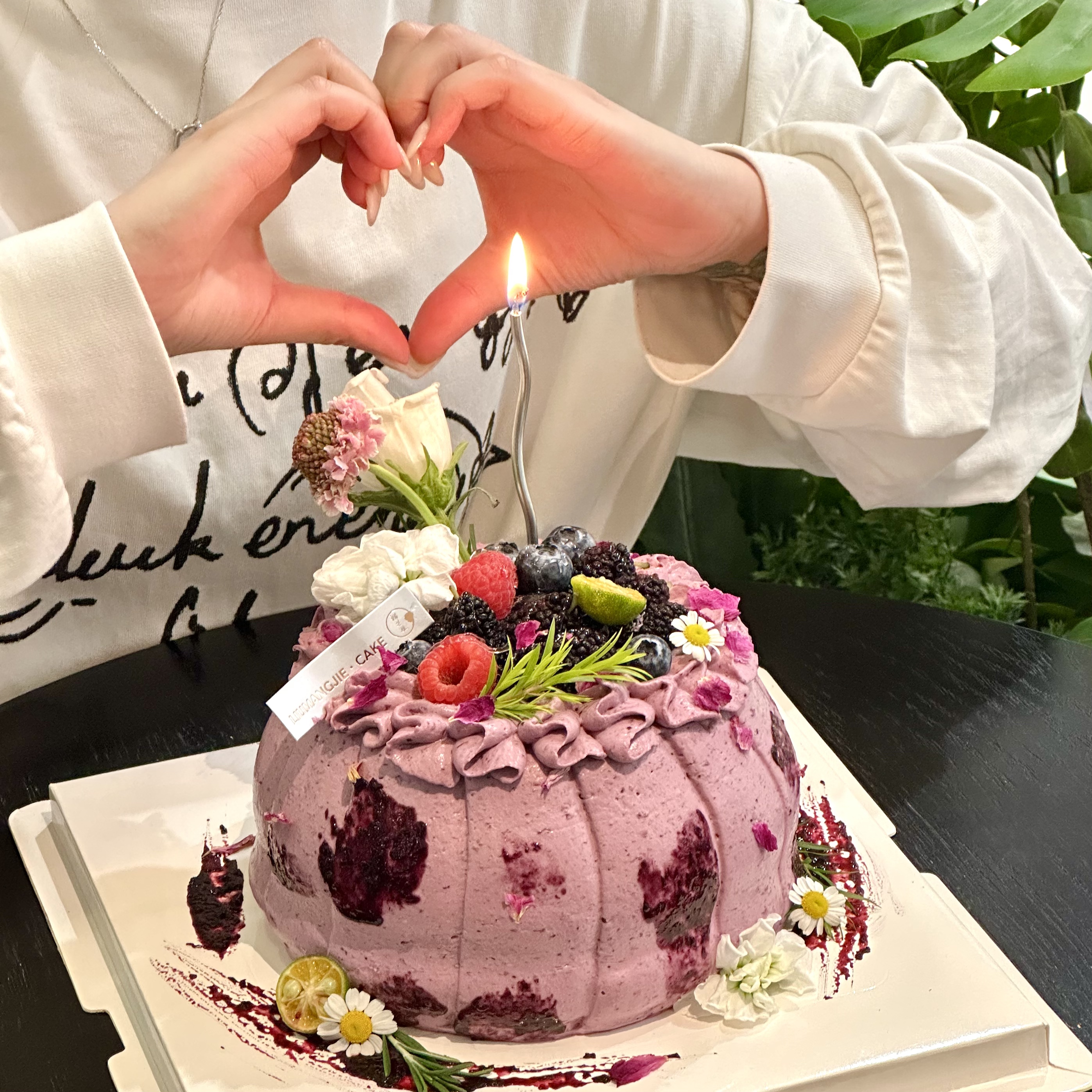 【紫雾未央】酷黑桑莓鲜花女生蛋糕（根据季节花材搭配）