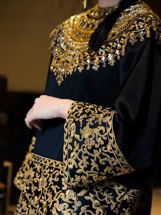 盛唐牡丹 |盘金手推绣真丝上衣+宫廷钉珠装饰云肩/黑金色 商品图10