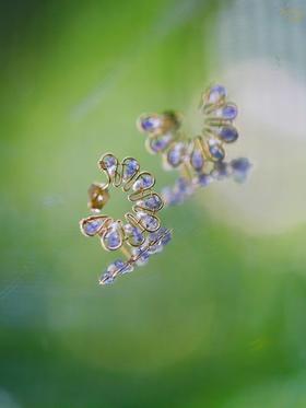 SpoiledBrat Jewelry蜿蜒的半圈系列 |坦桑石珍珠耳环