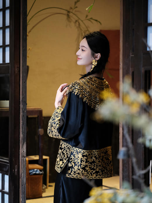 盛唐牡丹 |盘金手推绣真丝上衣+宫廷钉珠装饰云肩/黑金色 商品图9