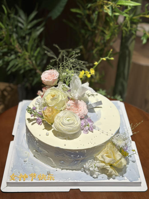 鲜花蛋糕，10寸，因季节不同，鲜花款式会随机搭配调整，鲜花均为清洗后装饰，不可食用 商品图1