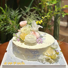鲜花蛋糕，10寸，因季节不同，鲜花款式会随机搭配调整，鲜花均为清洗后装饰，不可食用