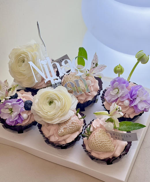 【木槿女神Cupcake】草莓界的白雪公主梦幻般的色彩白里透粉，一口触动你的味蕾，在春日繁花盛开之际，Cupcake 配上芳香的鲜花愿每一位女性都寻找到属于自己的浪漫，一切美好皆属于你（仅限到店自取） 商品图2