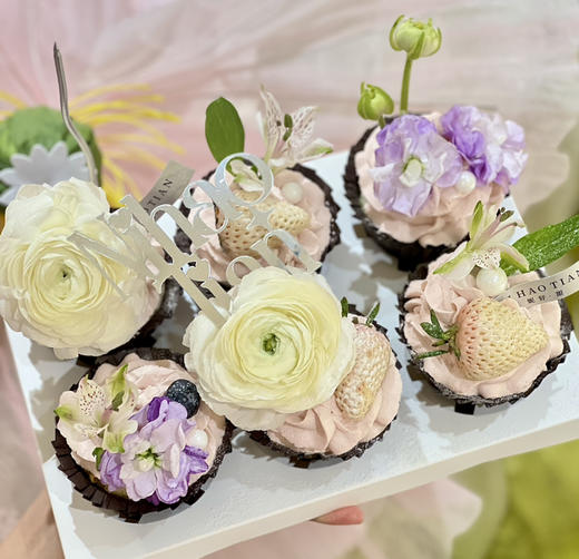 【木槿女神Cupcake】草莓界的白雪公主梦幻般的色彩白里透粉，一口触动你的味蕾，在春日繁花盛开之际，Cupcake 配上芳香的鲜花愿每一位女性都寻找到属于自己的浪漫，一切美好皆属于你（仅限到店自取） 商品图0