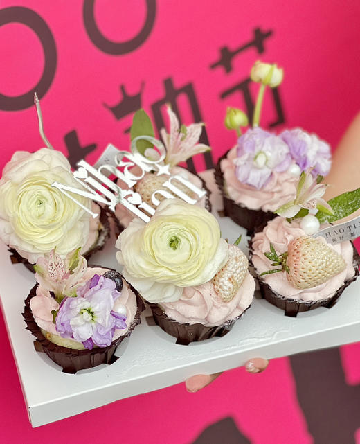 【木槿女神Cupcake】草莓界的白雪公主梦幻般的色彩白里透粉，一口触动你的味蕾，在春日繁花盛开之际，Cupcake 配上芳香的鲜花愿每一位女性都寻找到属于自己的浪漫，一切美好皆属于你（仅限到店自取） 商品图1