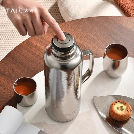 【特惠7折】TAIC太可纯钛臻享焖茶保温瓶家用高档保温壶弹盖户外露营温显水瓶1200ML 商品图1