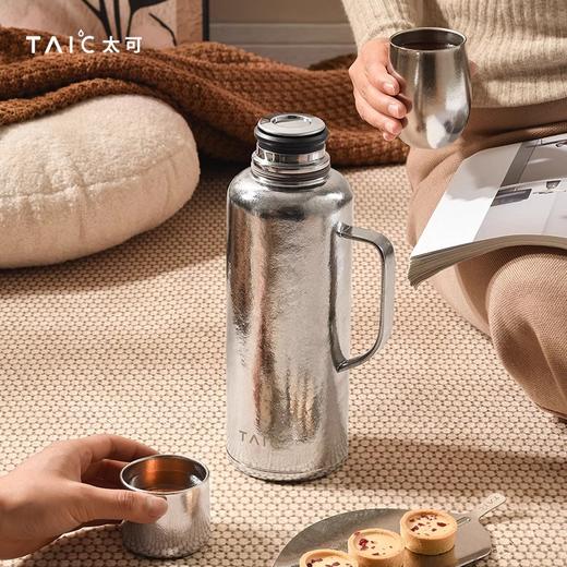 【特惠7折】TAIC太可纯钛臻享焖茶保温瓶家用高档保温壶弹盖户外露营温显水瓶1200ML 商品图4