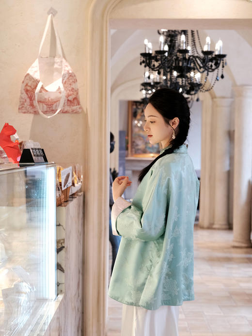 瑕疵|盛唐牡丹 |艾绿色蝶恋花双面穿外套(松鼠葡萄哑光面料款)[特价品](特殊商品不退不换) 商品图4