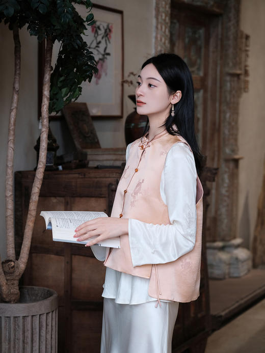 瑕疵|盛唐牡丹| 玉色石榴花纹花锦缎马甲[特价品](特殊商品不退不换) 商品图0