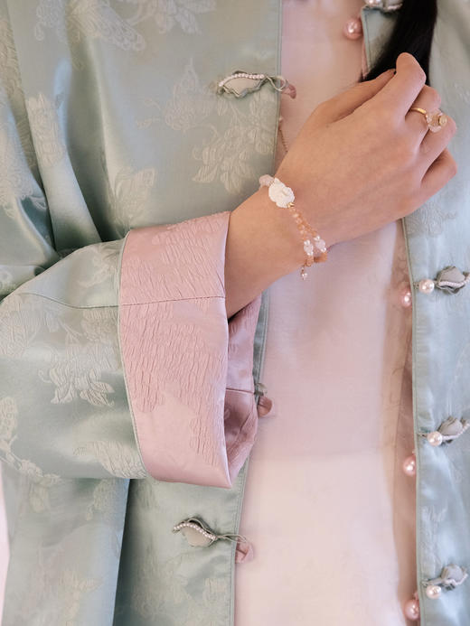 瑕疵|盛唐牡丹 |艾绿色蝶恋花双面穿外套(松鼠葡萄哑光面料款)[特价品](特殊商品不退不换) 商品图2