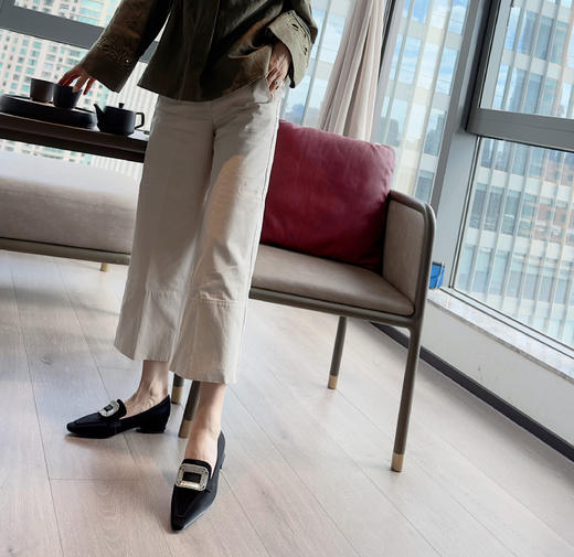 westory平跟金属色质感奶奶鞋尖头单鞋W23CM73011 商品图6