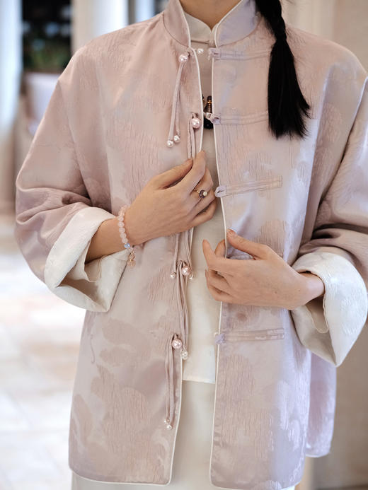 盛唐牡丹 |珍珠白冠乐绉双面穿外套(松鼠葡萄哑光面料款） 商品图2