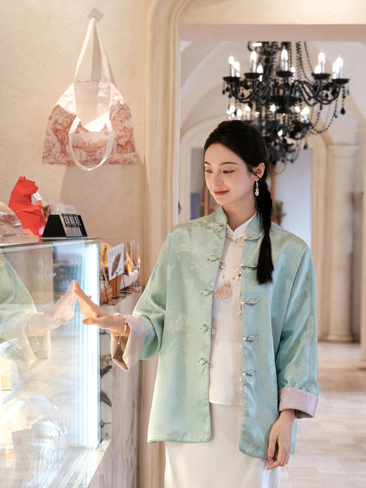 瑕疵|盛唐牡丹 |艾绿色蝶恋花双面穿外套(松鼠葡萄哑光面料款)[特价品](特殊商品不退不换) 商品图0