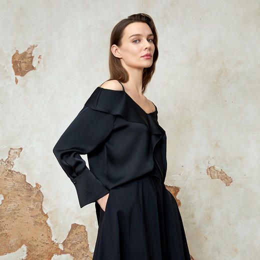 EITIE爱特爱气质一字肩直筒显瘦百搭黑色通勤上衣夏季新款8213911 商品图3