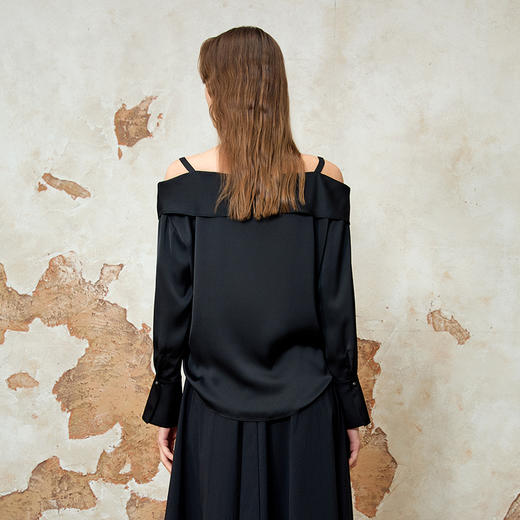 EITIE爱特爱气质一字肩直筒显瘦百搭黑色通勤上衣夏季新款8213911 商品图4