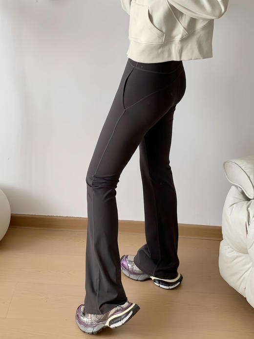 新增口袋款！官网在售💰950！【lu家Groove女士高腰喇叭长裤】标牌齐全❗️出入专柜无压力~王牌Nulu面料！轻盈柔滑，四面弹力！裸感高弹显身材第一名🥇垂感强，透气不闷！3色可选 商品图0