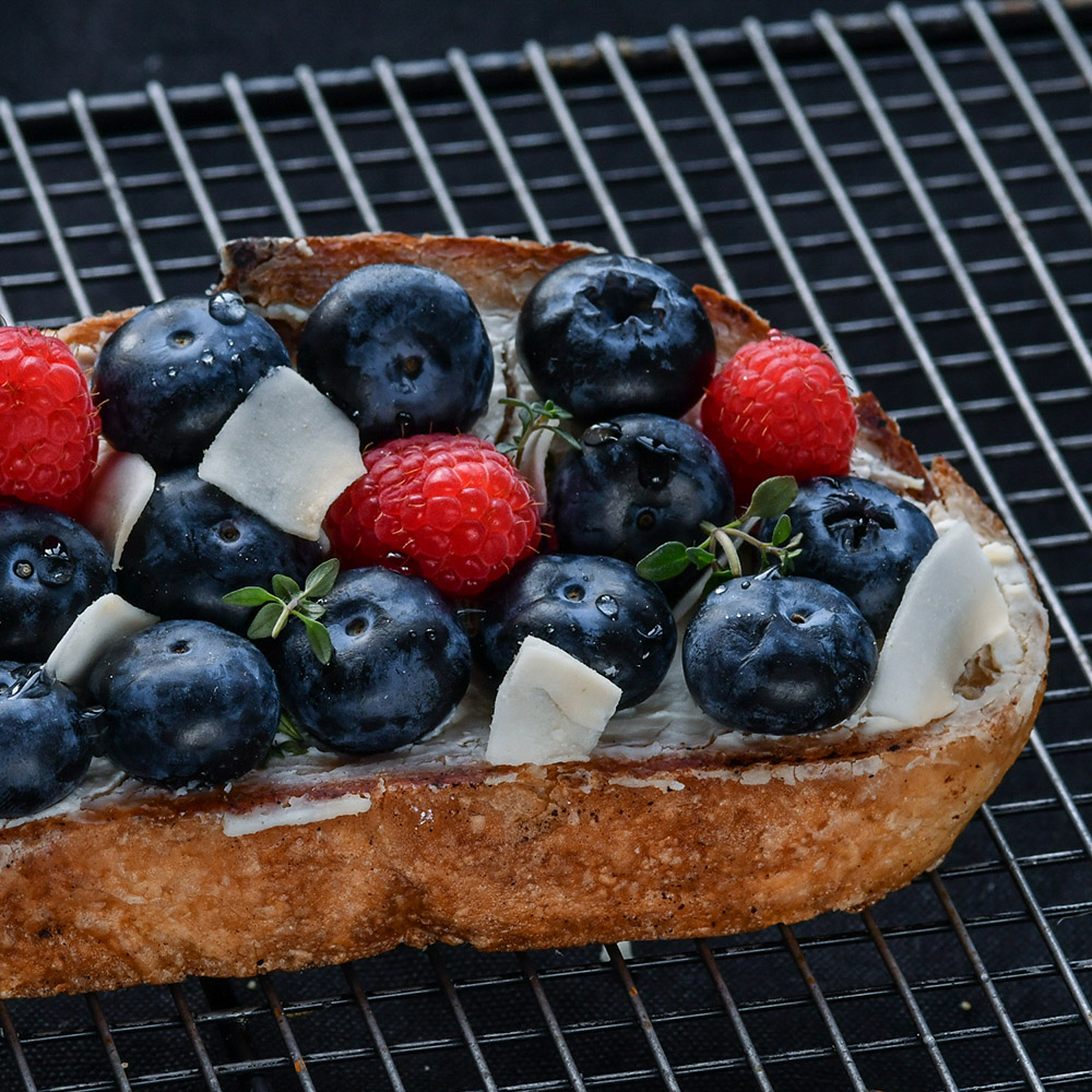 Mascarpone 双莓牛油果酸面包开放式三明治