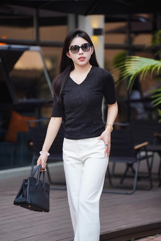 现货 臣禾【满天星T恤】V领亮片装饰针织短袖上衣	JZ251090156 商品图4