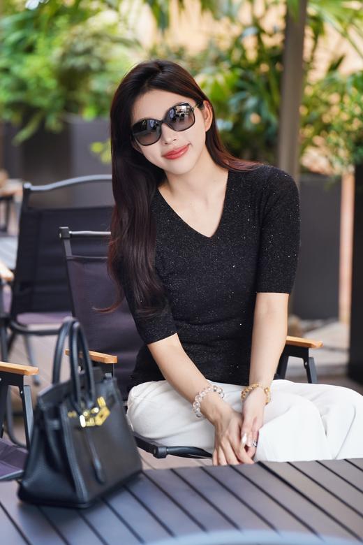 现货 臣禾【满天星T恤】V领亮片装饰针织短袖上衣	JZ251090156 商品图5