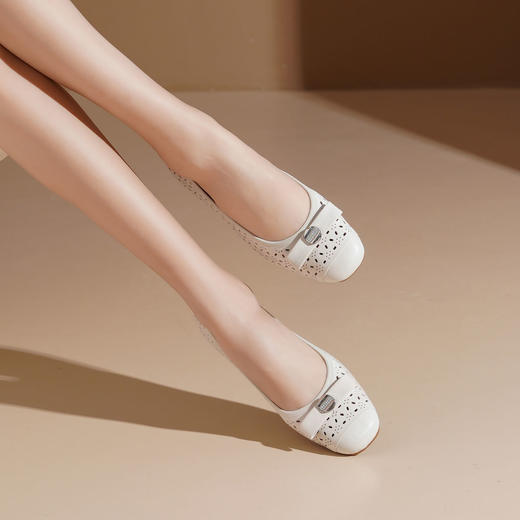 西村名物2025年轻便透气舒适平底蝴蝶结饰扣软底镂空单鞋T25AH15001 商品图6
