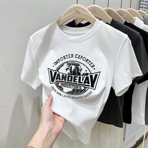 【79元2件】夏季修身圆领棉质T恤短袖 短款印花设计感短袖上衣 商品图3