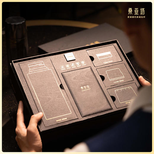 桑亚塔 高端钛杯·尊享钛金属焖泡杯双杯盖抑菌保温健康养生 商品图3