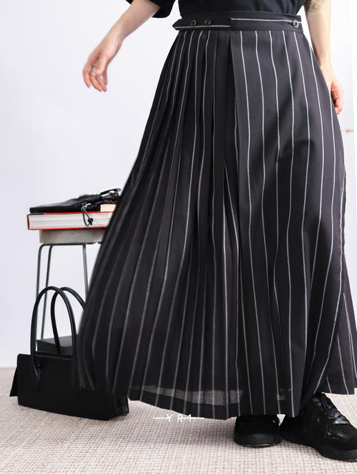 Y‘s | 黑色条纹百褶裹身裙 商品图0