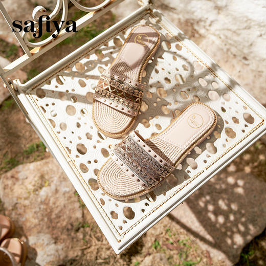 预售|Safiya/索菲娅2025夏季民族风复古圆头休闲时尚外穿平底一字拖SFD2110351 商品图8