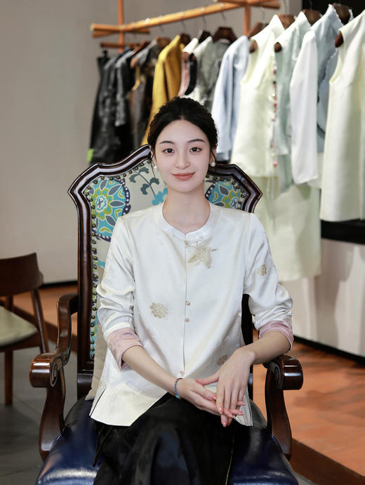 盛唐婧| 新中式蝶舞织金真丝缎外套 商品图2