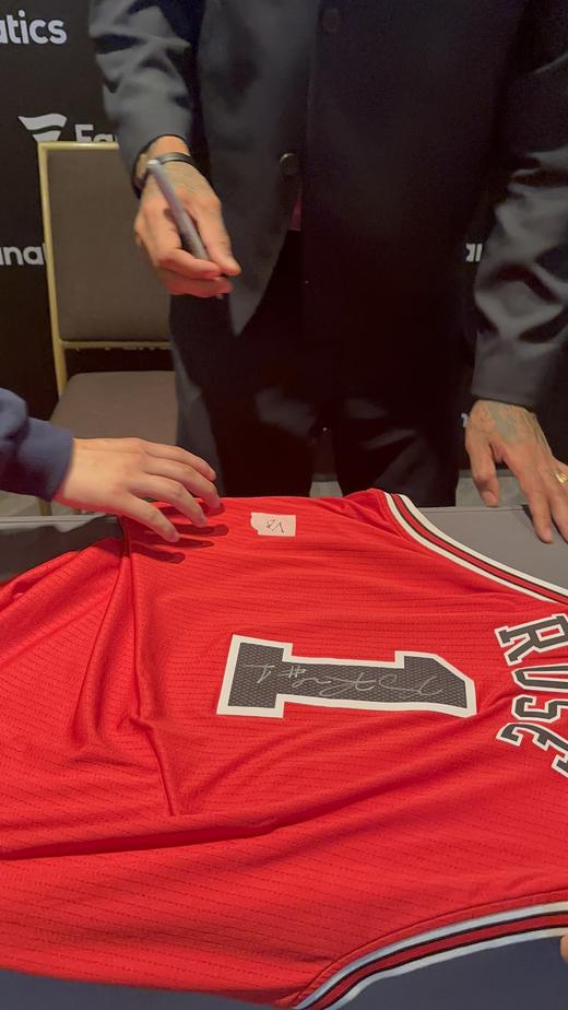 收藏系列 德里克罗斯 公牛队1号 红色球迷版 亲笔签名球衣 商品图3