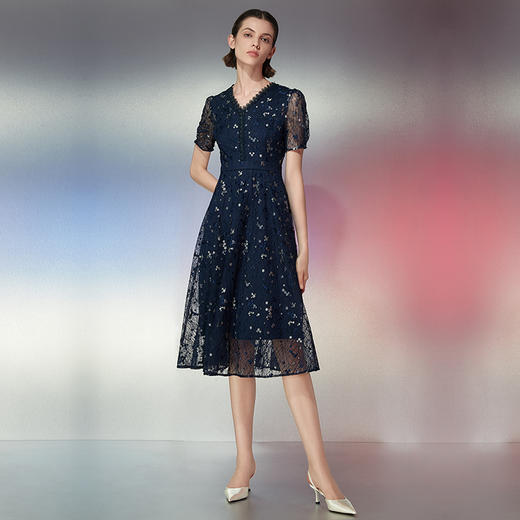 EITIE爱特爱夏季新款a字显瘦通勤气质V领优雅蕾丝连衣裙7807570 商品图3