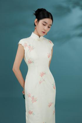 荷言HEYEN 云岫 桃花印花真丝立领旗袍缠线花朵盘扣高级定制