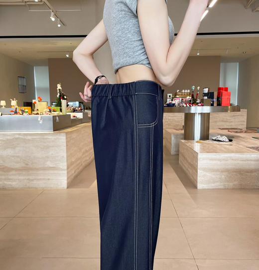 【爆仓中！预售3-5天发货！！】卷卷紫垂顺显瘦直筒牛仔裤 丝滑柔软不挑腿型 侧面双线设计分化腿部宽度 显瘦时尚精致 商品图3