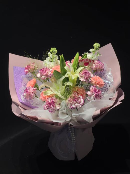 【母亲节】新鲜鲜花花束·粉韵馨语 康乃馨花束（15朵康乃馨+2朵百合+2枝紫罗兰+配草）可备注送货时间 商品图2
