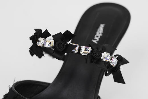 Westory夏季玛丽珍带装点方形玻璃钻与玫瑰蝴蝶立体花饰中跟穆勒拖尖头包头W25AH59521 商品图7