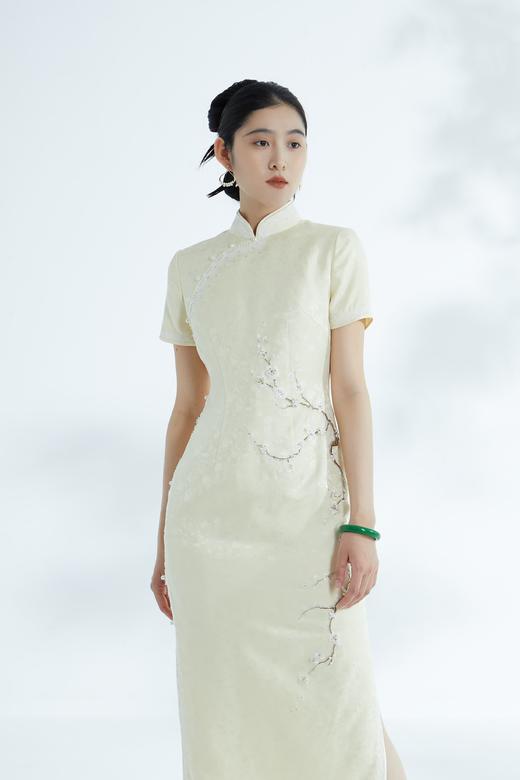 荷言HEYEN 山寺桃花 非遗花罗玫瑰提花真丝旗袍梅花刺绣淡黄色高级定制 商品图2