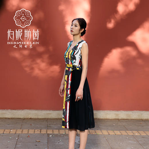 【伯妮斯茵】173S078--黑色印花连衣裙--中世纪的光明--《宁静之美》 商品图3
