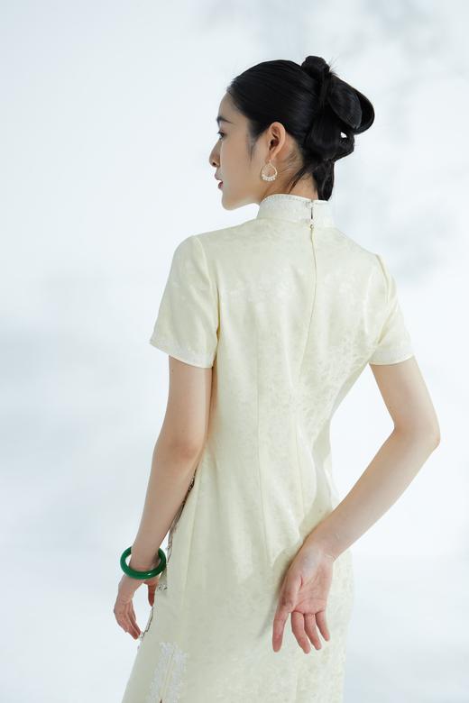 荷言HEYEN 山寺桃花 非遗花罗玫瑰提花真丝旗袍梅花刺绣淡黄色高级定制 商品图3